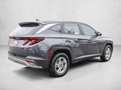 Certified 2025 Hyundai Tucson SE image 5