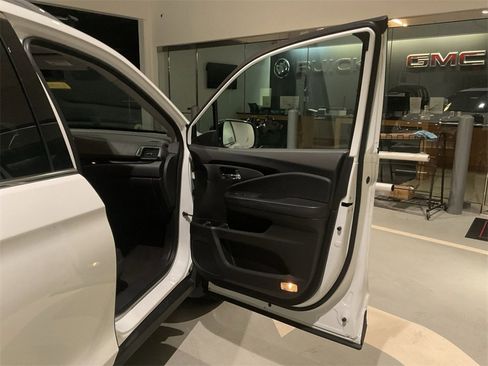 Used 2022 Honda Pilot Touring image 16