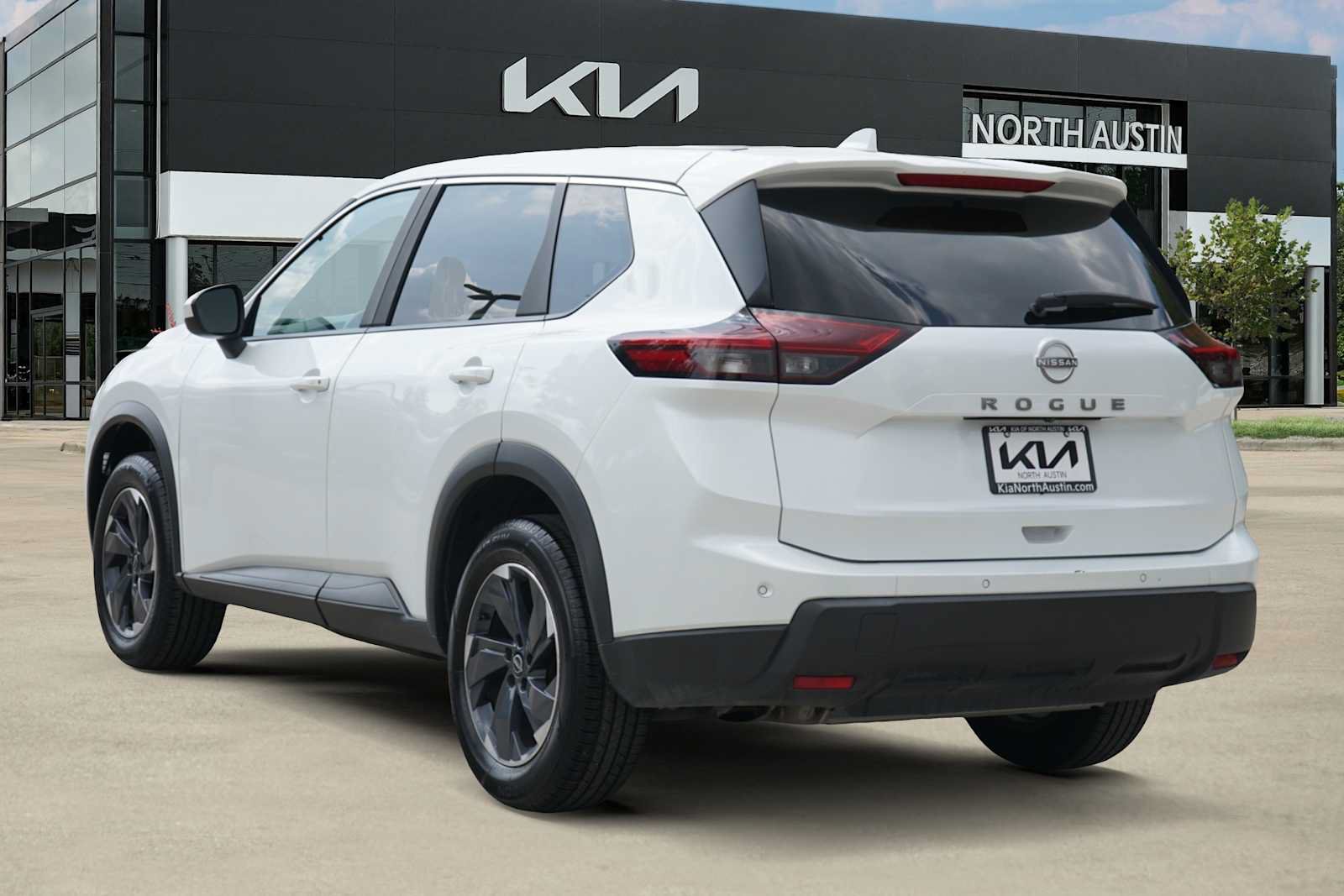 Used 2025 Nissan Rogue SV FWD image 4