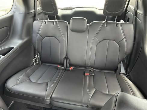 New 2025 Chrysler Pacifica Select image 11