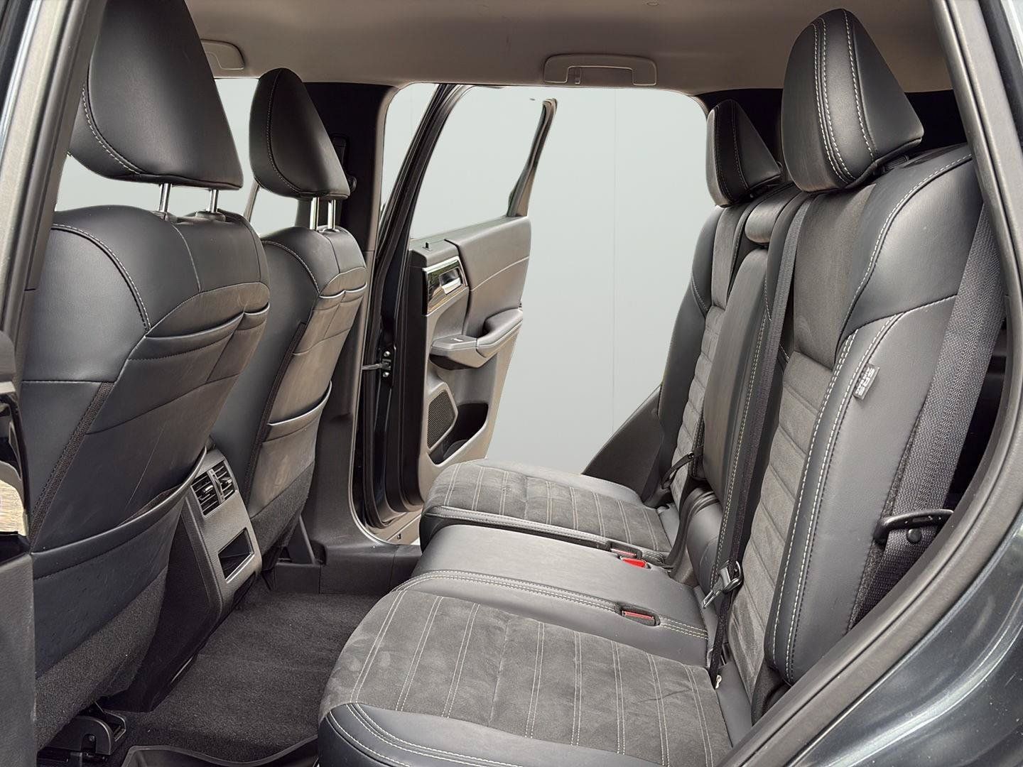 Used 2024 Mitsubishi Outlander SE AWD/4WD image 15