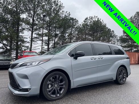 Used 2024 Toyota Sienna XSE image 6