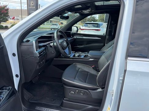 Used 2026 Cadillac Escalade Luxury AWD/4WD image 7
