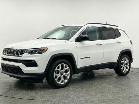 Used 2025 Jeep Compass Latitude AWD/4WD image 3