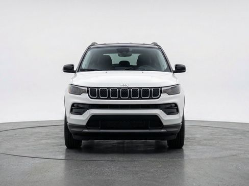 Used 2025 Jeep Compass Limited AWD/4WD image 2