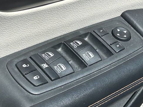 Used 2017 Chrysler Pacifica Touring-L Plus w/ Tire & Wheel Group FWD image 26