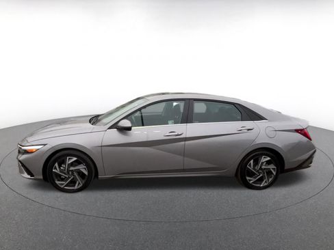 Used 2025 Hyundai Elantra SEL image 9