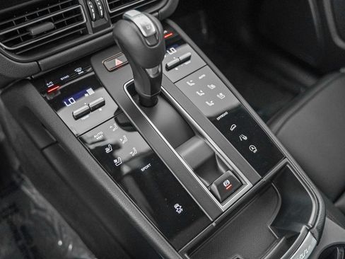 Certified 2026 Porsche Macan AWD/4WD image 19