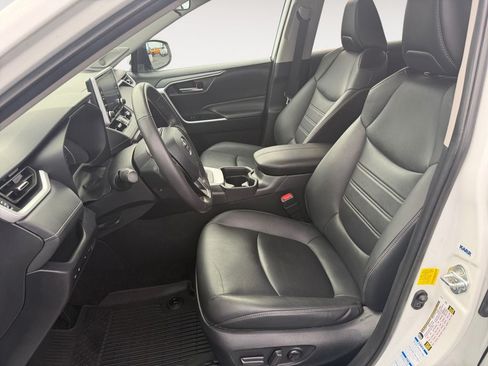 Used 2021 Toyota RAV4 XLE Premium AWD/4WD image 6