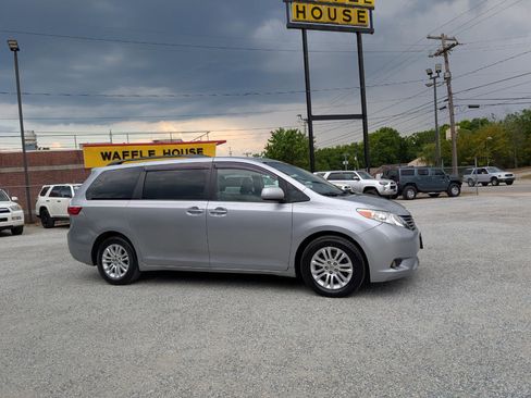 Used 2015 Toyota Sienna XLE Premium FWD image 2