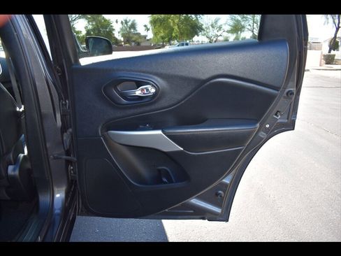 Used 2018 Jeep Cherokee Latitude Plus image 27
