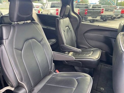 Used 2025 Chrysler Pacifica Limited FWD image 40