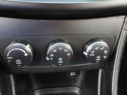 Used 2013 Dodge Avenger SXT FWD image 13