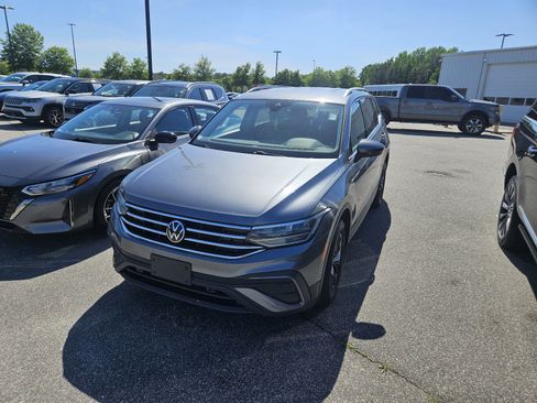 Used 2023 Volkswagen Tiguan SE FWD image 2