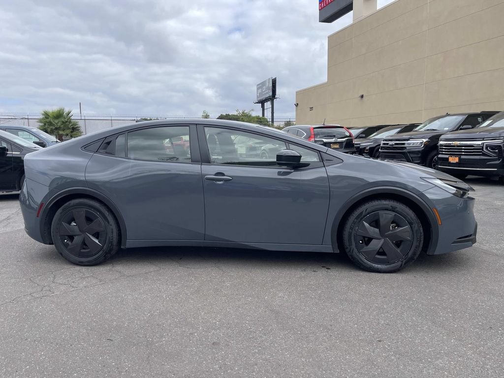 Used 2025 Toyota Prius LE FWD image 2