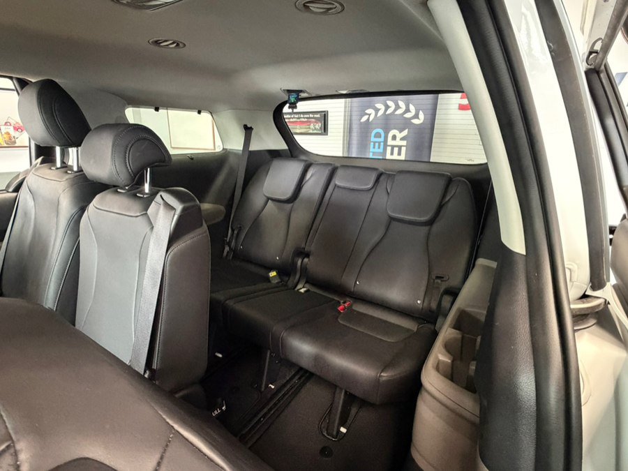 Used 2025 Kia Carnival EX FWD image 32