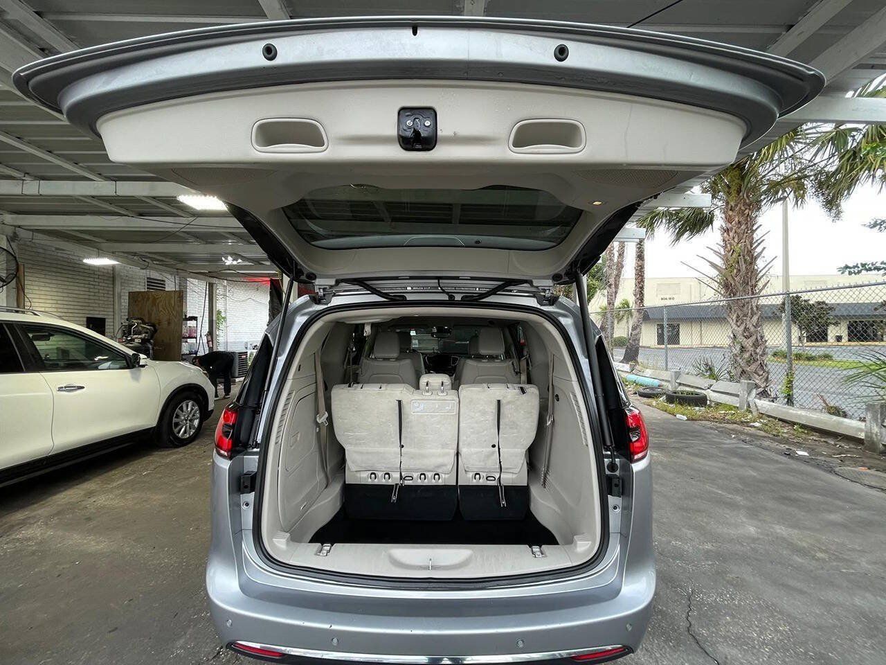 Used 2021 Chrysler Pacifica Touring-L FWD image 14
