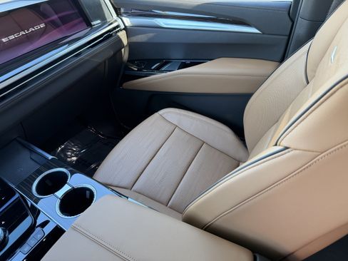 Certified 2025 Cadillac Escalade Premium Luxury w/ Touring Package image 15