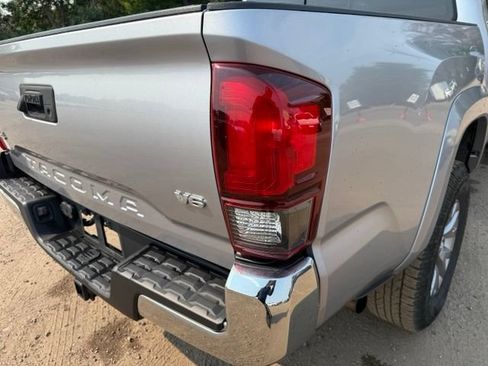 Used 2018 Toyota Tacoma SR5 AWD/4WD image 13