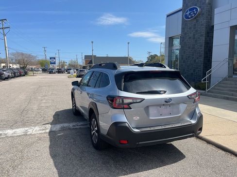 Used 2025 Subaru Outback Premium image 6