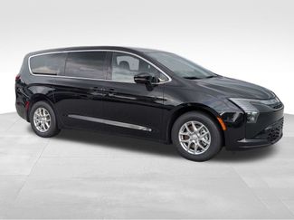 New 2027 Chrysler Pacifica Select w/ Family Tech Group FWD video 2