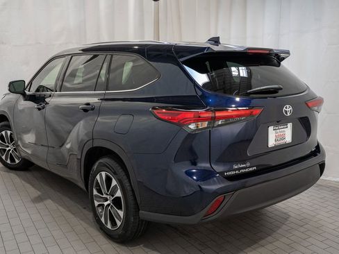 Used 2021 Toyota Highlander XLE image 3