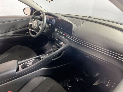 Used 2023 Hyundai Elantra SEL w/ Convenience Package image 28