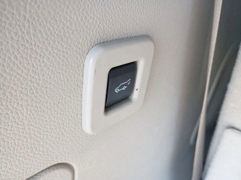 Used 2009 Lincoln Navigator Sport Utility 4D image 22