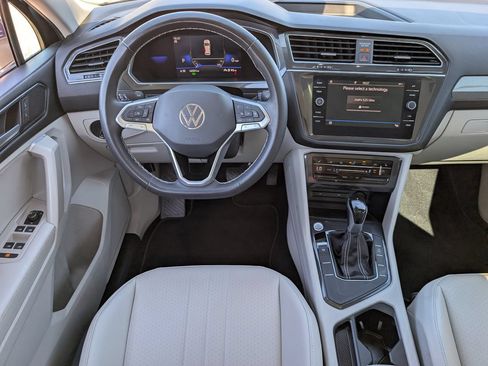 Used 2023 Volkswagen Tiguan SE w/ Panoramic Sunroof Package FWD image 10