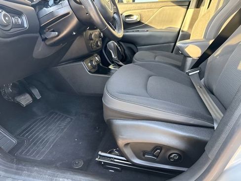 Used 2018 Jeep Renegade Altitude AWD/4WD image 13