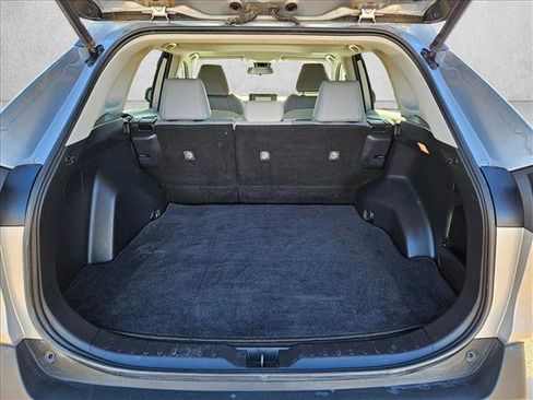 Used 2021 Toyota RAV4 XLE Premium image 6