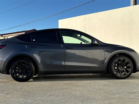 Used 2022 Tesla Model Y Long Range image 2