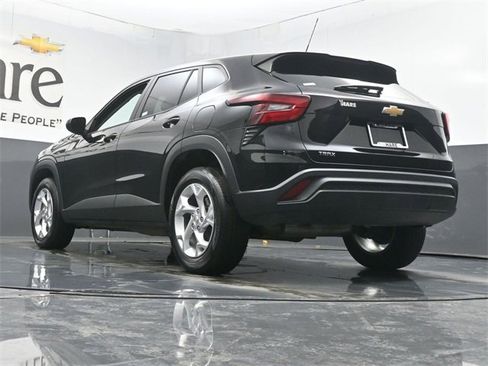 Used 2024 Chevrolet Trax LS w/ LS Convenience Package image 5