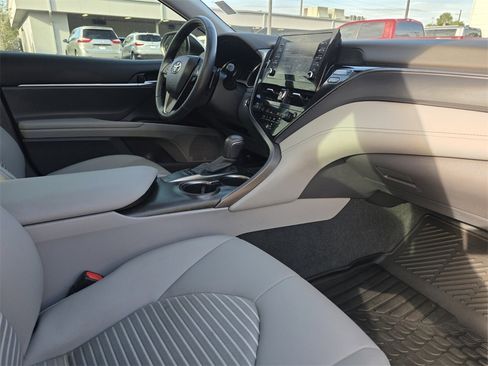 Used 2022 Toyota Camry SE image 13