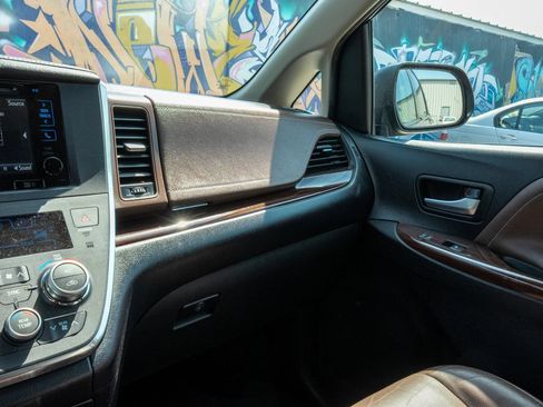 Used 2017 Toyota Sienna Limited Premium FWD image 30
