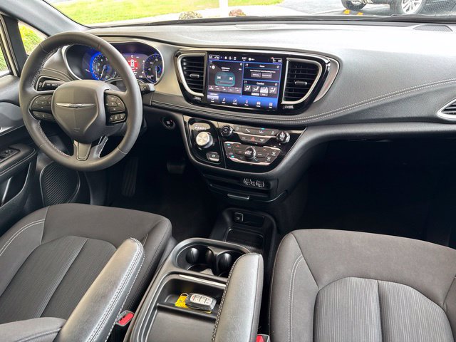 Used 2023 Chrysler Pacifica Touring FWD image 33