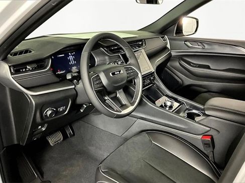 New 2025 Jeep Grand Cherokee Laredo image 8