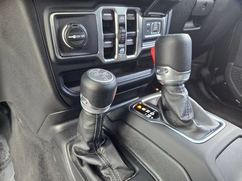 Used 2025 Jeep Wrangler Unlimited Sahara w/ Safety Group AWD/4WD image 17