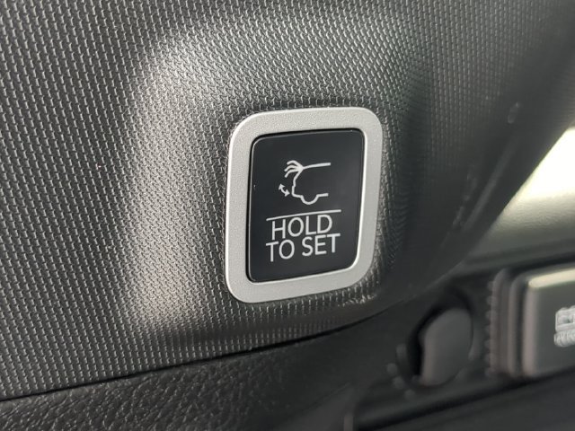 Used 2025 Jeep Grand Cherokee Limited RWD image 13