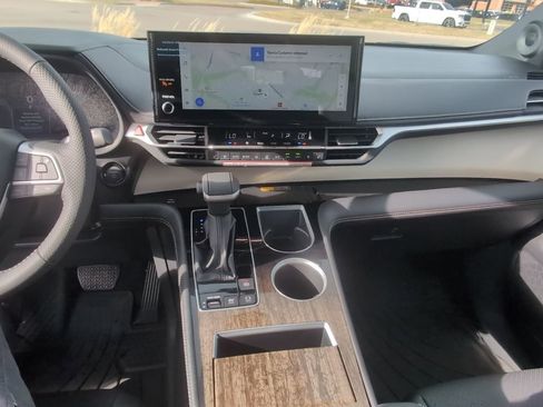 Used 2026 Toyota Sienna Limited image 19