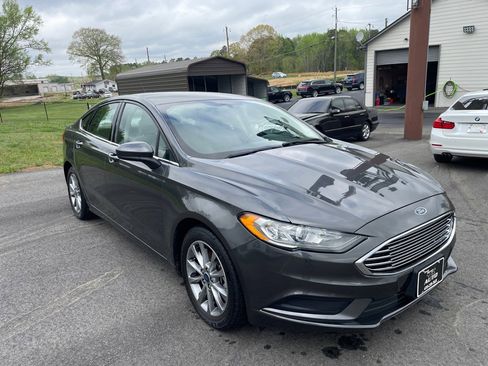 Used 2017 Ford Fusion SE w/ Fusion SE Technology Package image 8