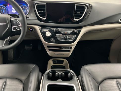 Used 2024 Chrysler Pacifica Touring-L FWD image 14