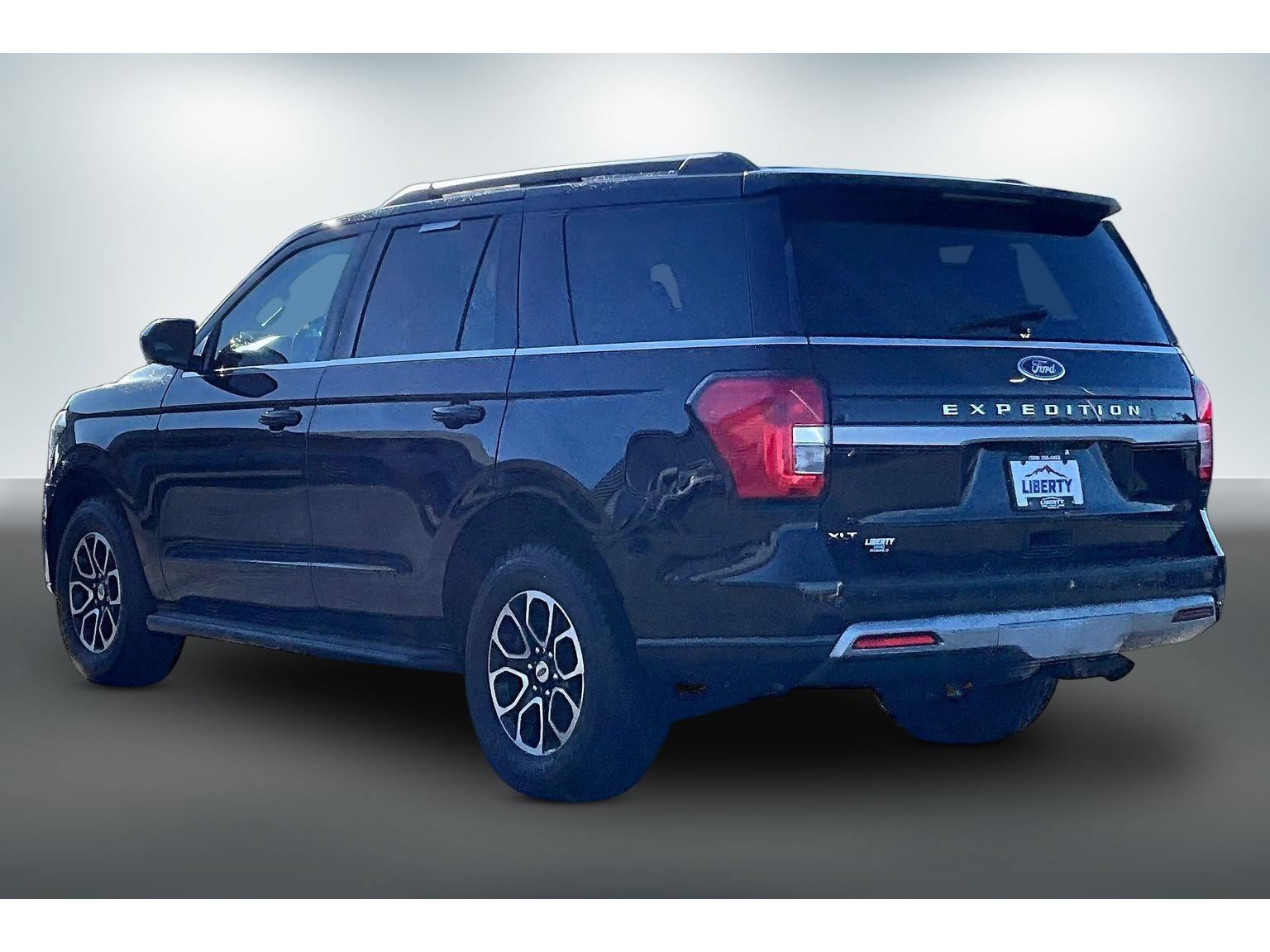 Used 2024 Ford Expedition XLT AWD/4WD image 4