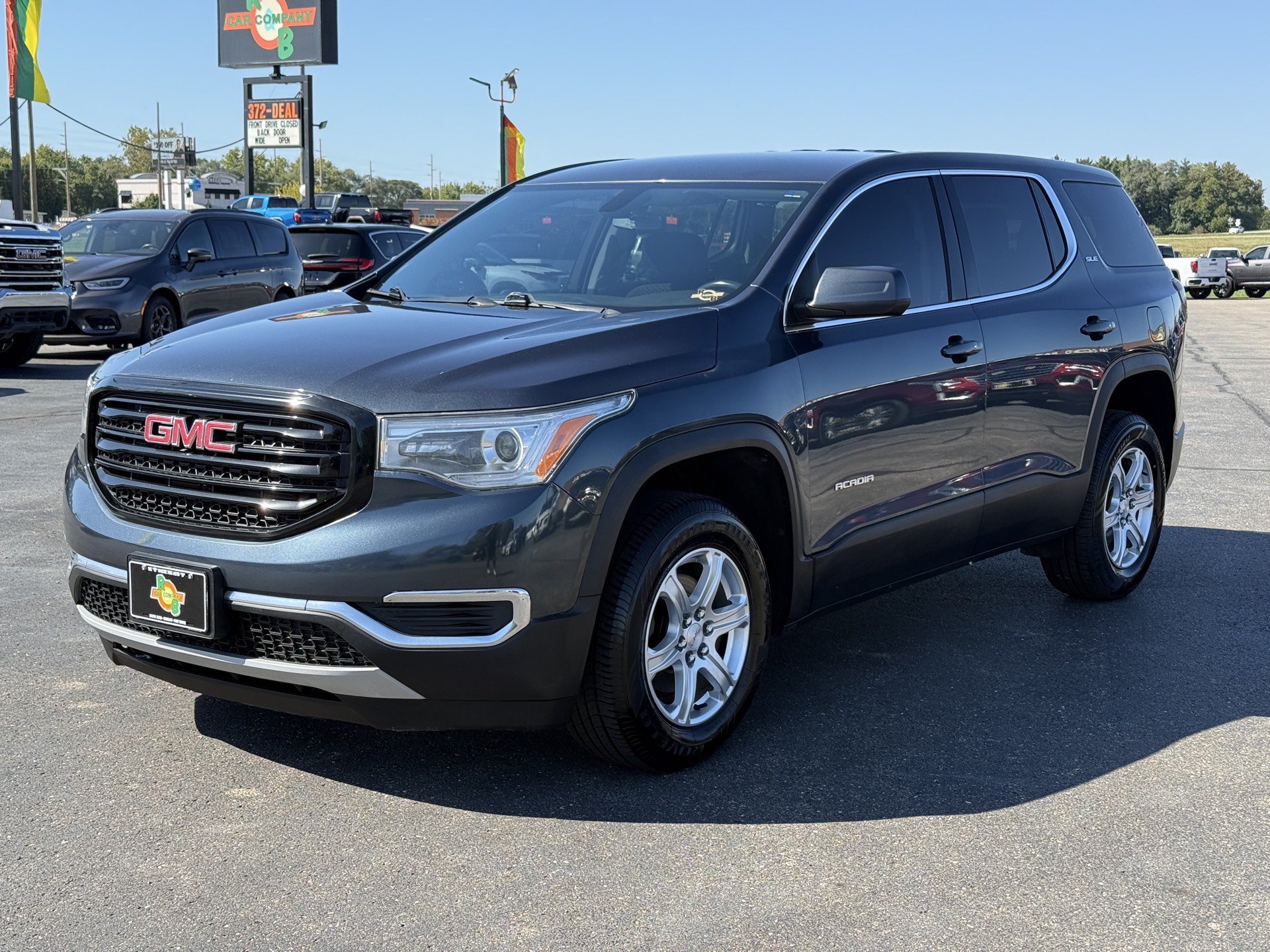 Used 2019 GMC Acadia SLE w/ LPO, Black Accent Package FWD image 4