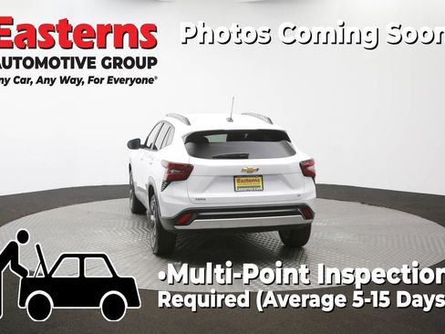 Used 2025 Chevrolet Trax LT FWD image 36