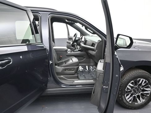 Used 2025 Chevrolet Suburban Z71 AWD/4WD image 9