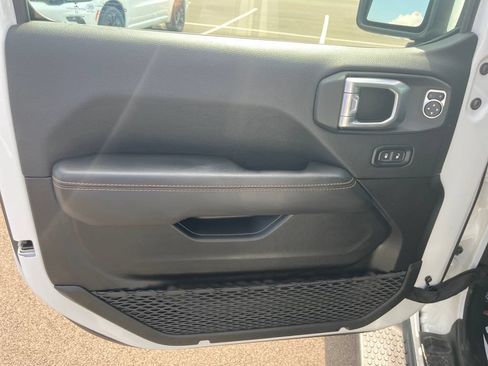 Used 2022 Jeep Wrangler Unlimited Sahara AWD/4WD image 11