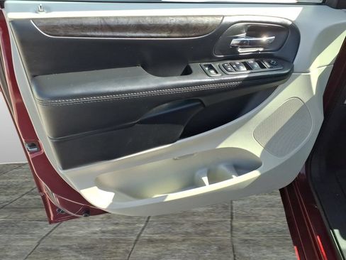 Used 2020 Dodge Grand Caravan SE w/ UConnect Hands-Free Group FWD image 11