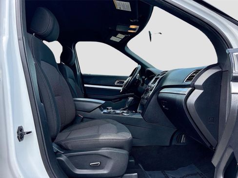 Used 2017 Ford Explorer XLT image 27