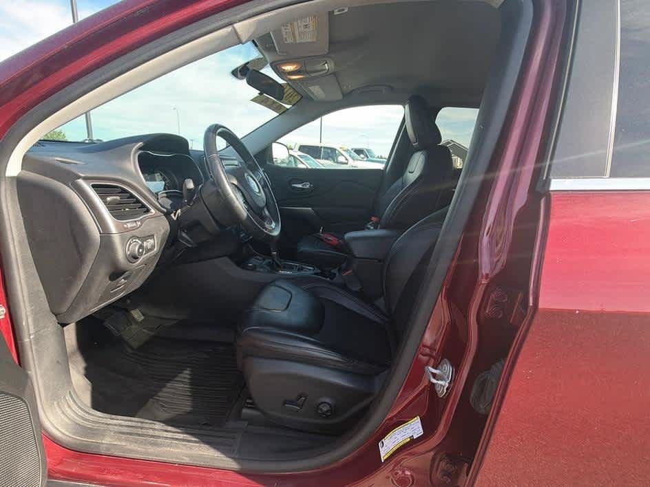 Used 2019 Jeep Cherokee Latitude Plus w/ Cold Weather Group AWD/4WD image 12